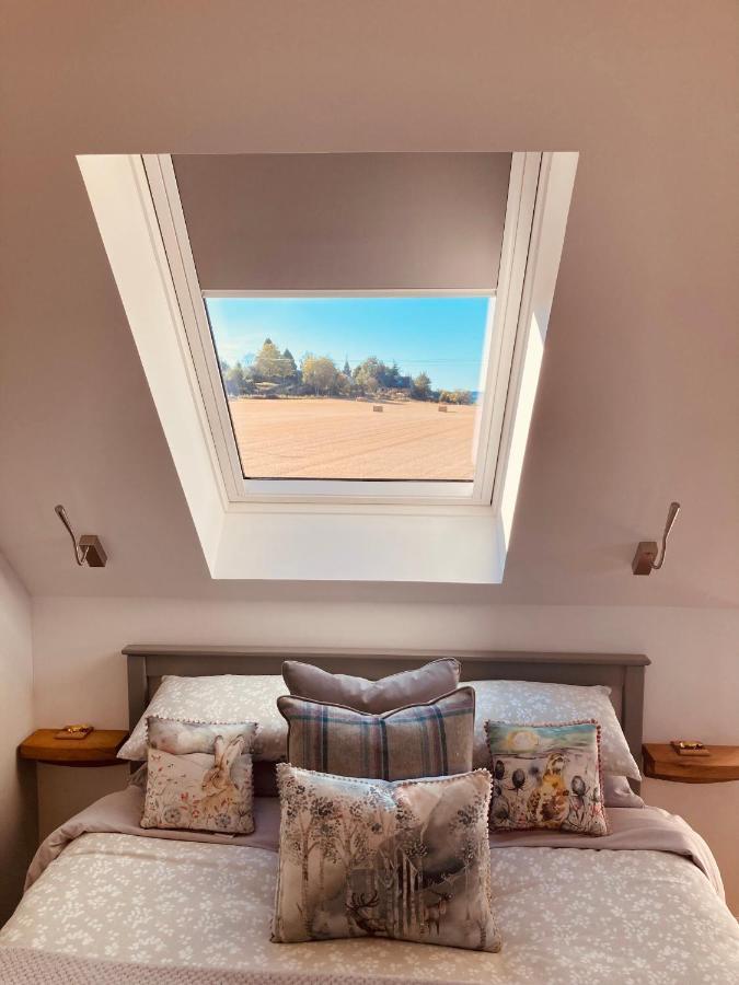 'Wardlaw View' Luxury Studio Apartment With Stunning View Kirkhill Bagian luar foto